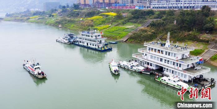 聯(lián)合巡江守護(hù)活動(dòng)現(xiàn)場(chǎng)?！〗部h融媒體中心 攝