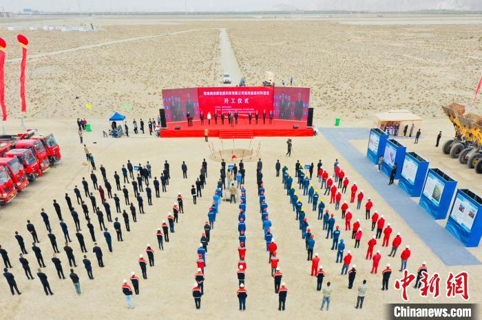 圖為無人機航拍開工現(xiàn)場?！∷髂辖?攝