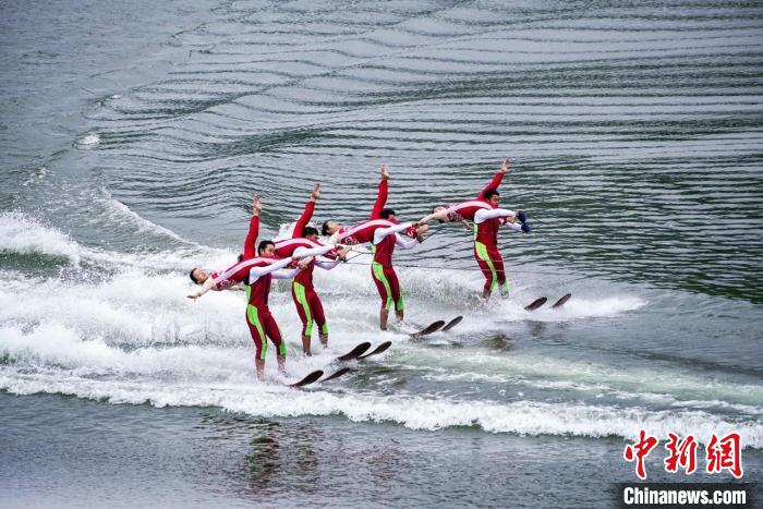 捕魚節(jié)上的水上表演?！≈鬓k方供圖