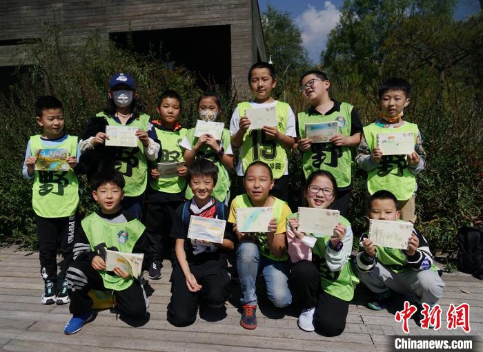 圖為小朋友展示學(xué)習(xí)成果?！●R銘言 攝