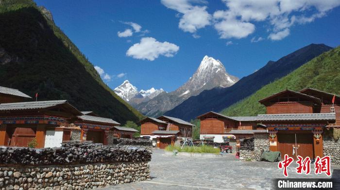 圖為西藏林芝市工布江達(dá)縣錯高古村?！≈x牧 攝