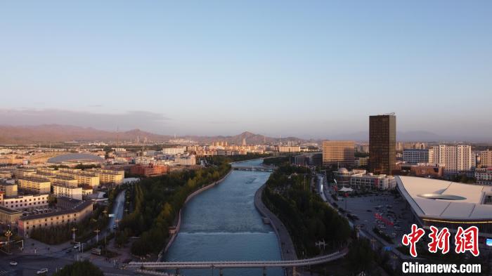 圖為無(wú)人機(jī)航拍德令哈巴音河。　何倩楠 攝