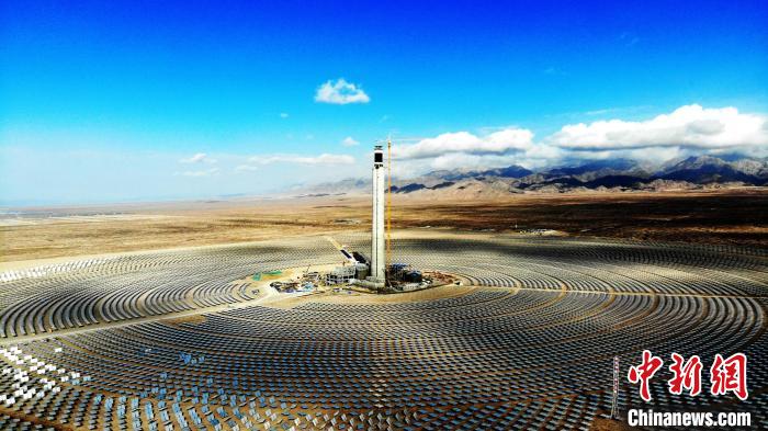 圖為德令哈光伏產(chǎn)業(yè)園?！O睿 攝