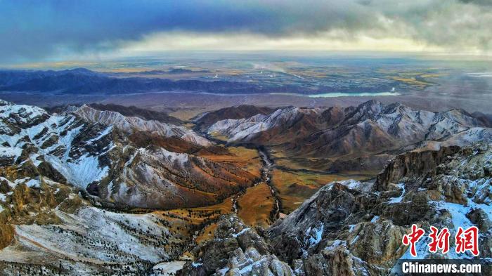 圖為柴達(dá)木盆地柏樹山森林地質(zhì)公園云霧繚繞?！“蛨D那生 攝