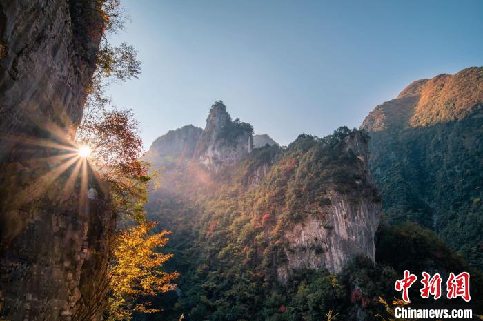 朝霞?！∏貪h忠 攝