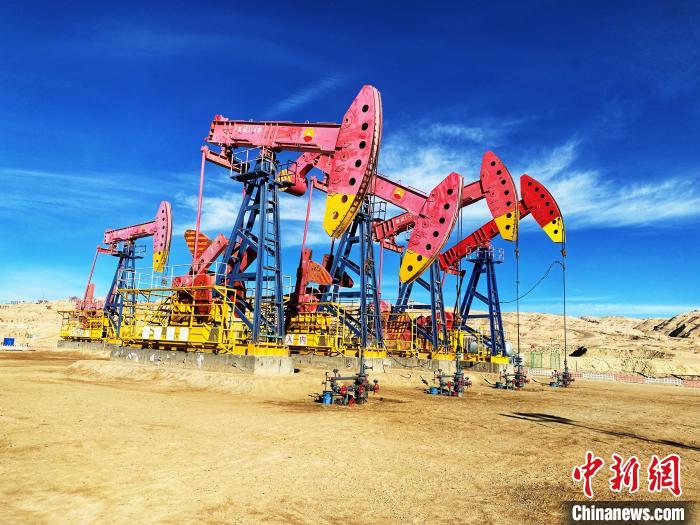 圖為青海油田采油基地?！O睿 攝