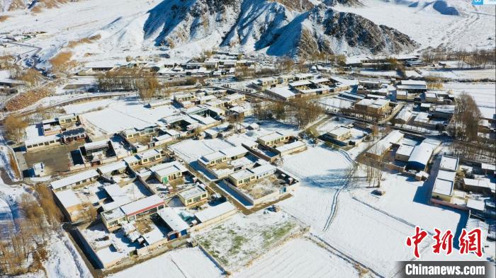 圖為鄉(xiāng)村被白雪覆蓋?！《继m縣融媒體中心供圖