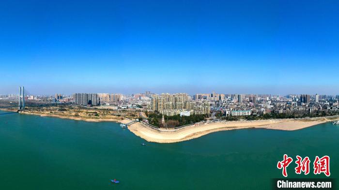 荊州市內(nèi)的荊江大堤。(資料圖) 湯偉 攝