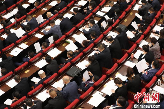 圖為會(huì)議現(xiàn)場(chǎng)，參會(huì)代表正在聽取政府工作報(bào)告?！∑钤鲚?攝