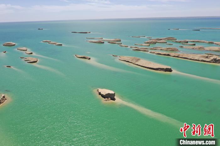 圖為海西州境內(nèi)的水上雅丹風(fēng)光?！≮w凜松 攝