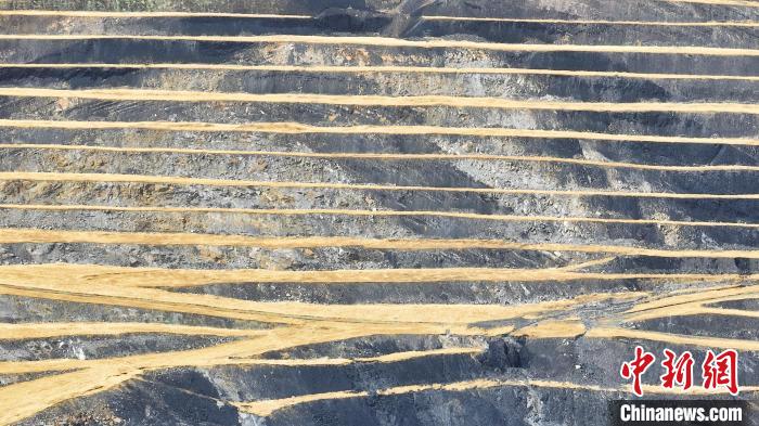 航拍圖為青海省海西蒙古族藏族自治州天峻縣木里礦區(qū)?！●R銘言 攝