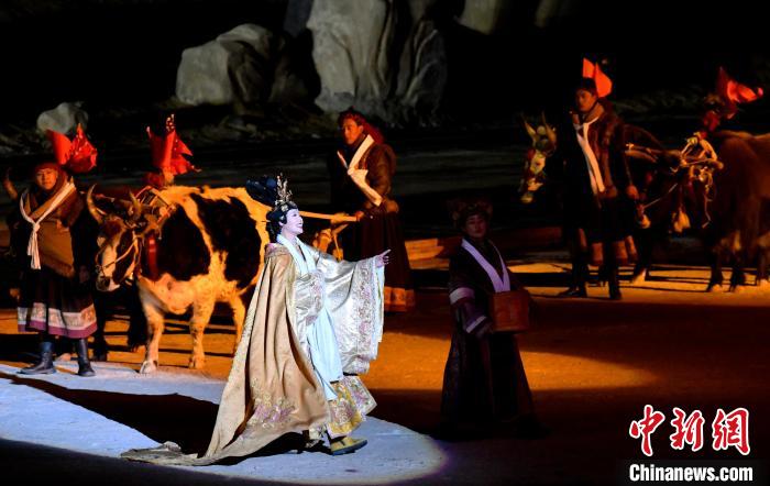 3月17日，西藏拉薩，《文成公主》大型史詩(shī)劇演出現(xiàn)場(chǎng)?！±盍?攝