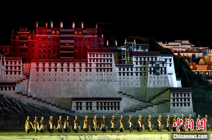 3月17日，西藏拉薩，《文成公主》大型史詩(shī)劇演出現(xiàn)場(chǎng)?！±盍?攝