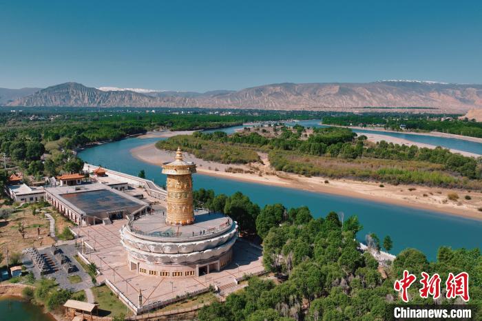 航拍青海貴德黃河岸畔綠意濃濃。　趙凜松 攝