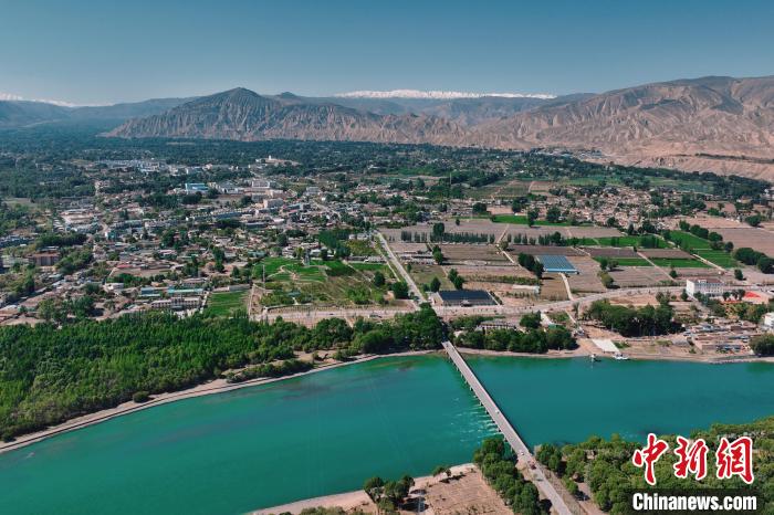 航拍青海貴德黃河岸畔綠意濃濃。　趙凜松 攝