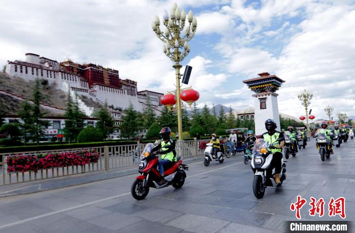 圖為2023年極地G219集結(jié)賽暨金卡納場(chǎng)地賽選手途經(jīng)拉薩布達(dá)拉宮?！∮文恋厍蚬﹫D