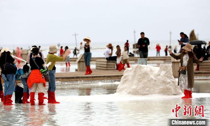 圖為游客在茶卡鹽湖拍照?！⊙Φ?攝