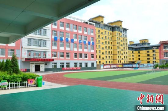 圖為化隆縣第一小學(xué)。　魯?shù)り?yáng)　攝