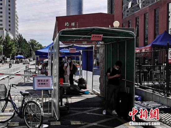 中國科學(xué)院大學(xué)校門外，豎立著“家長止步”的提示牌。 中新網(wǎng) 張尼 攝