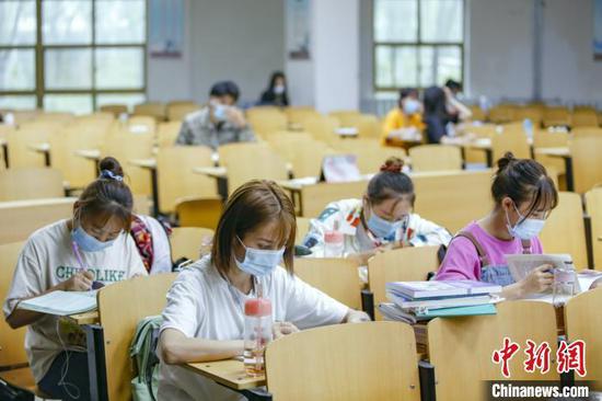 資料圖：學(xué)生在圖書館自習(xí)室內(nèi)學(xué)習(xí)?！⑾A 攝