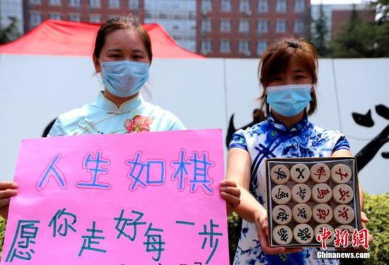 資料圖：2020年7月河南鄭州一高考考點，考生家長送考 中新社記者 王中舉 攝