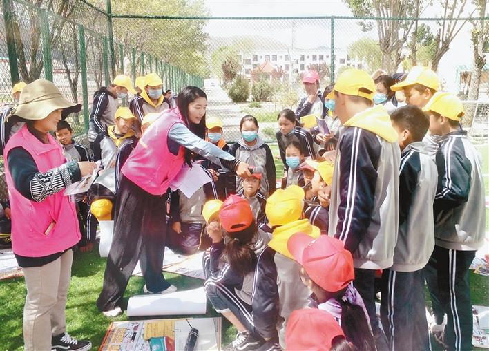 瓊結縣“四講四愛”宣講員在瓊結縣中學宣講。記者 段敏 攝.jpg