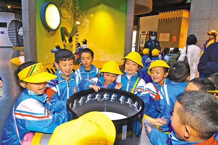 圖為10月29日，一年級(jí)的同學(xué)們?cè)诳萍拣^參觀體驗(yàn)。李洲 攝.jpg