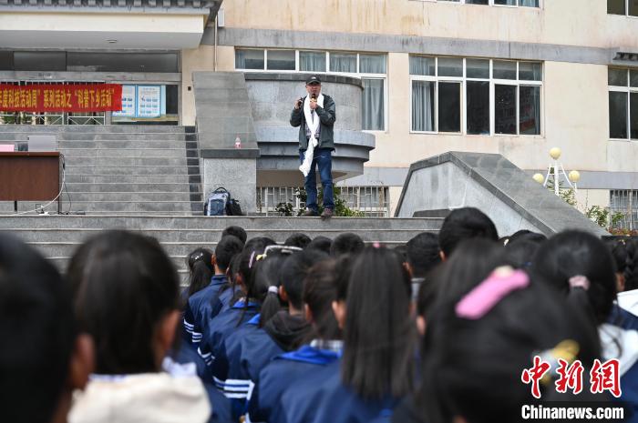 圖為西藏大學(xué)教授寧長春為中學(xué)生授課。　趙朗 攝