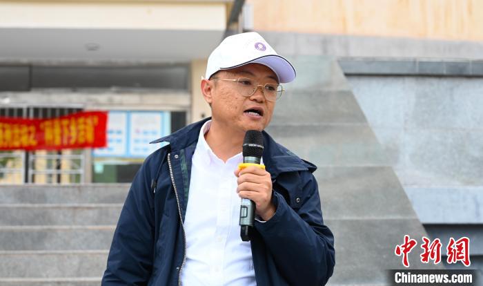 圖為西藏大學(xué)教授李昊為中學(xué)生授課?！≮w朗 攝