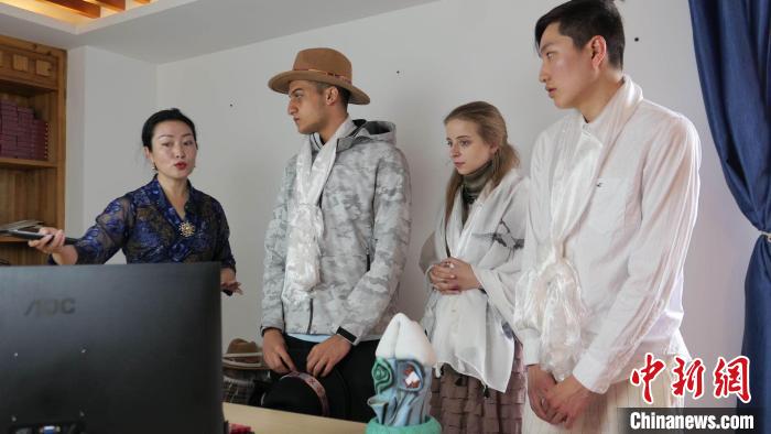 圖為圖為主播白瑪旺姆為留學(xué)生介紹直播流程。　謝牧 攝