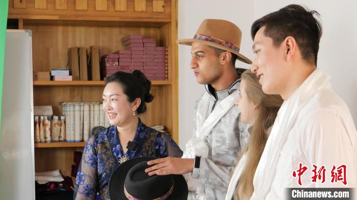 圖為留學(xué)生們正在直播帶貨?！≈x牧 攝