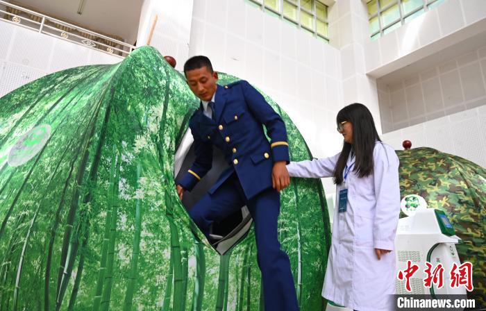 圖為參與完測試，消防員走出高壓氧倉?！≮w朗 攝