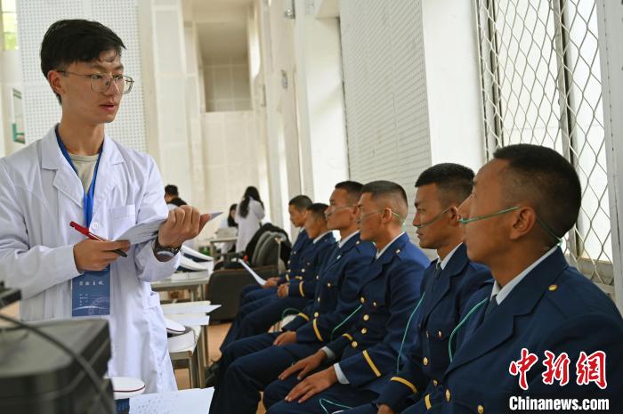 圖為研究團隊成員登記消防員信息?！≮w朗 攝