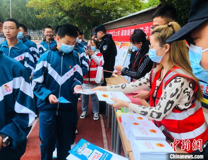 圖為西寧市法制宣傳進(jìn)校園?！∥鲗幨谐俏鲄^(qū)供圖