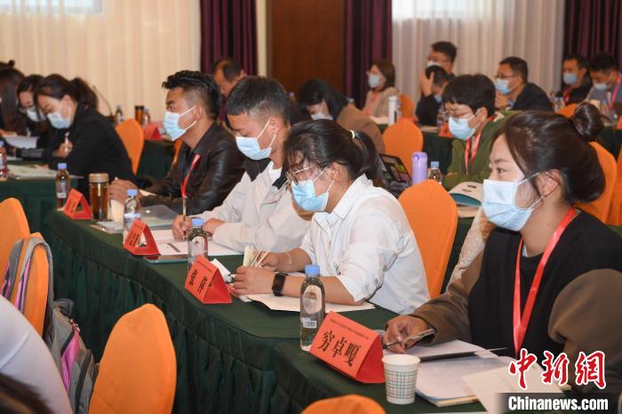 圖為第十五期全國預(yù)防青少年違法犯罪工作理論與務(wù)實(shí)高級研修班學(xué)員正在上課?！∝暩聛硭?攝