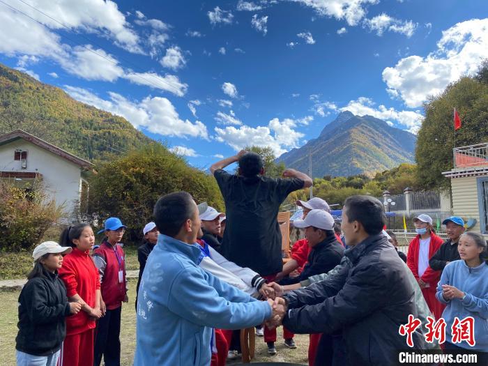 圖為學(xué)生們?cè)谖鞑匕退纱肭嗌倌昊顒?dòng)營地開展趣味活動(dòng)?！∥鞑厍嗌倌陮?shí)踐教育基地供圖