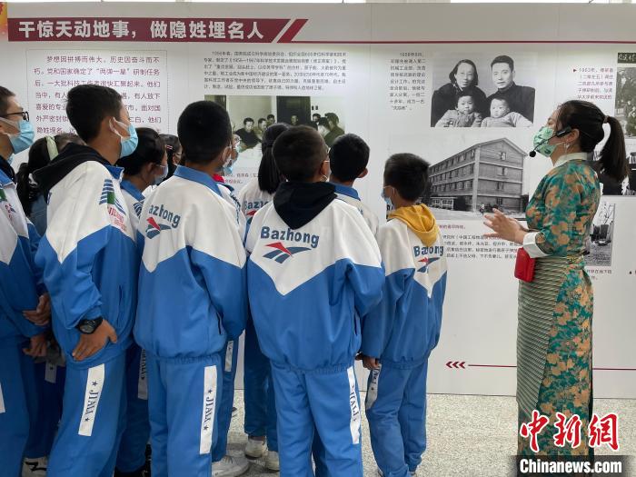 圖為學(xué)生正在聽講解員講解?！≈x牧 攝