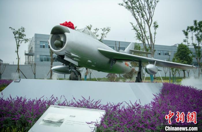 園林式戰(zhàn)斗機(jī)博物館內(nèi)展示的“殲5甲”飛機(jī)?！⒅铱?攝