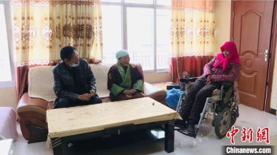 圖為仁欠卓瑪一家在房間里愉快的聊天?！《继m縣委宣傳部 供圖 　　