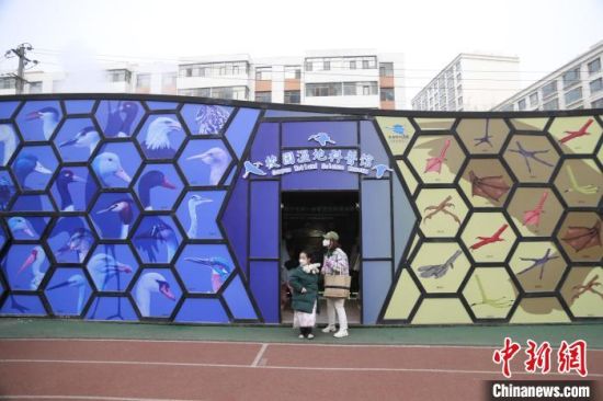 圖為西寧市第一中學(xué)濕地科普宣教館?！±罱瓕?攝