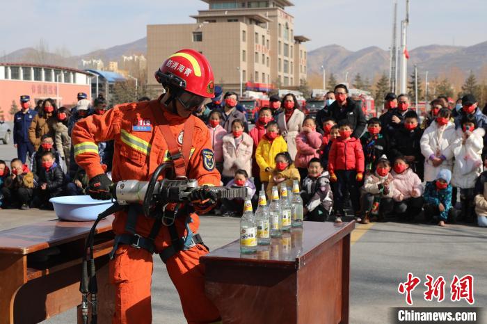 圖為消防救援人員技能展示?！铨埥?攝