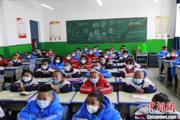 圖為正在上課的學(xué)生。　馬銘言 攝