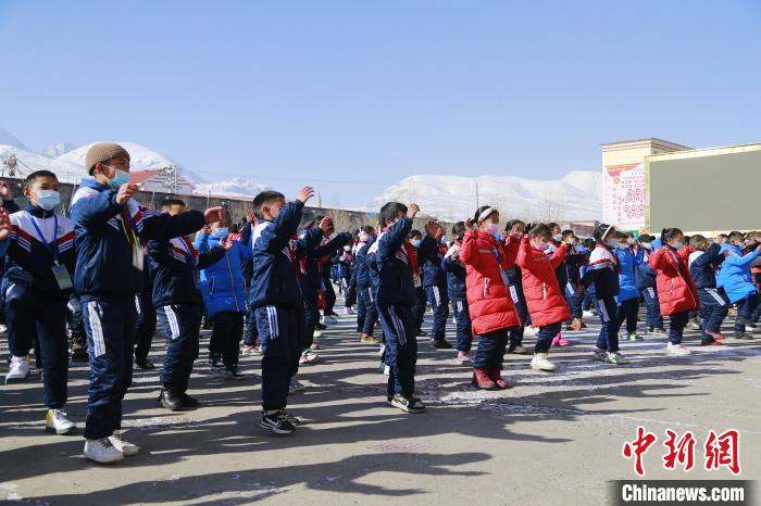 圖為學(xué)生跳起歡快的藏族舞蹈迎接新學(xué)期?！●R銘言 攝