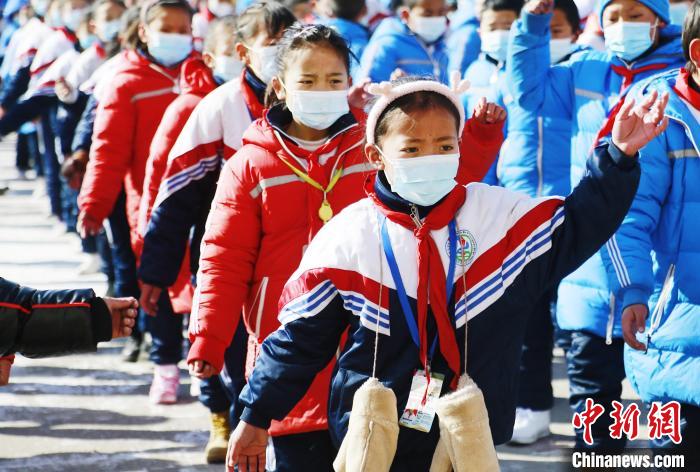 圖為學(xué)生跳起歡快的藏族舞蹈迎接新學(xué)期?！●R銘言 攝