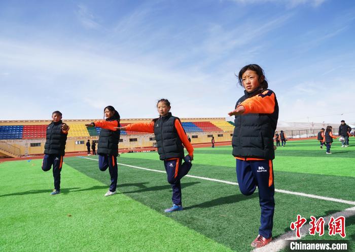 圖為孩子們正在熱身?！●R銘言 攝