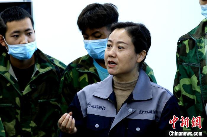 圖為李富香給與學(xué)生交流。(資料圖) 青海省教育廳供圖