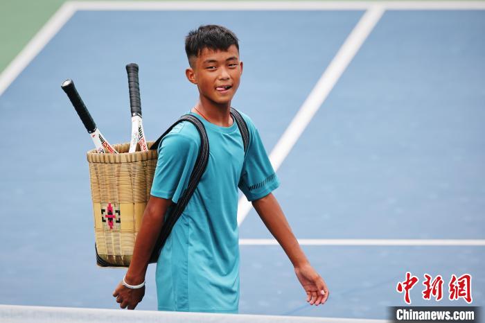 王發(fā)背著背簍在賽場上?！±罱ㄋ?攝