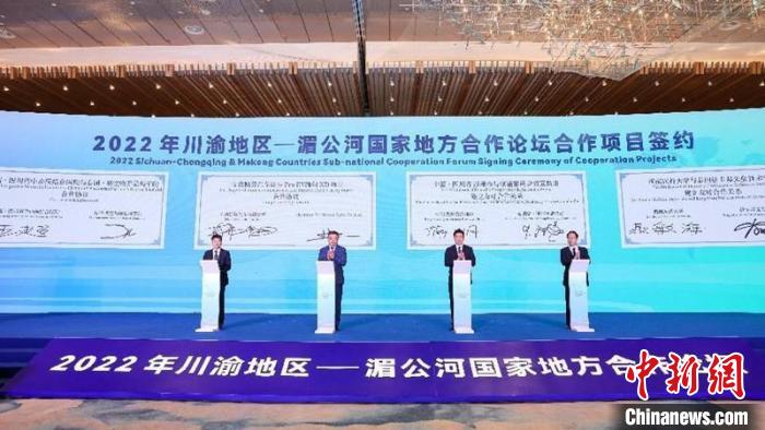 多個(gè)項(xiàng)目集中簽約。王宇 攝