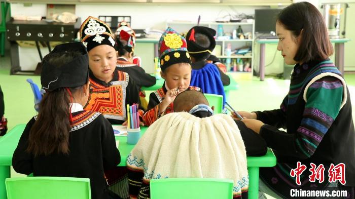 正在上課的學(xué)生?！√茊⒑?攝