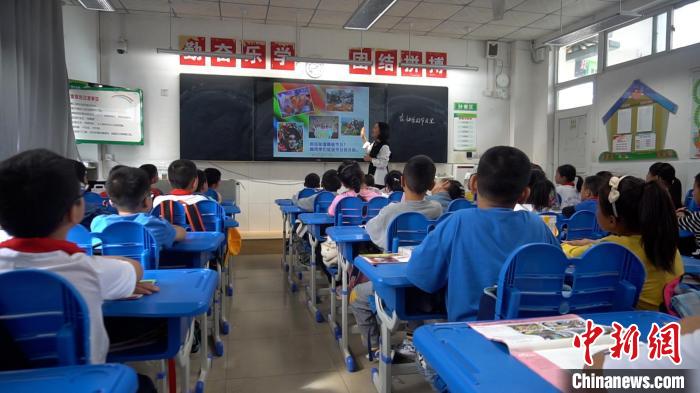 正在上課的學(xué)生?！√茊⒑?攝